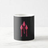 黒い背景を持つ3つのピンク色の花 コーヒーマグカップ (中央)