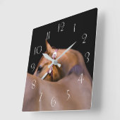 黒い背景を持つ4分の1の馬 スクエア壁時計 (傾斜)
