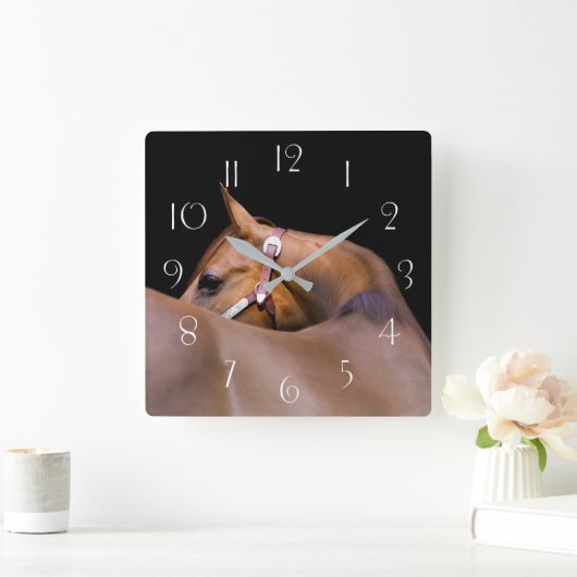黒い背景を持つ4分の1の馬 スクエア壁時計 (ホーム)