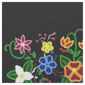 黒い背景を持つOjibweフローラデザイン ファブリック (クローズアップ)