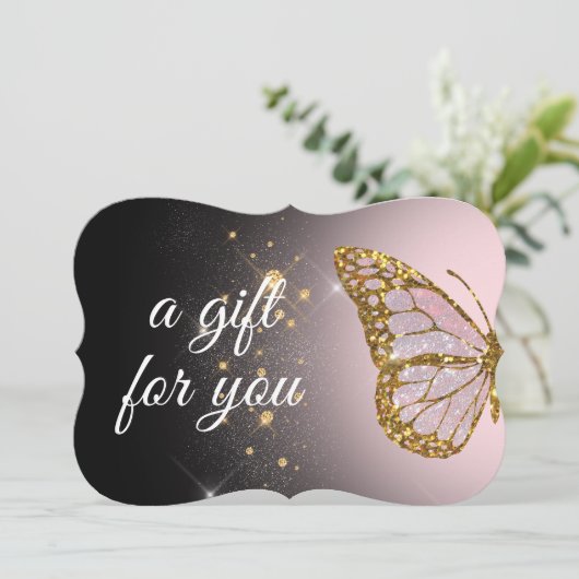 黒い背景ギフトカードにピンク色の蝶 招待状 (スタンド正面)