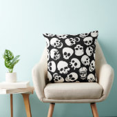 黒い背景パターンのスカル クッション (椅子)