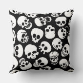 黒い背景パターンのスカル クッション (裏面)