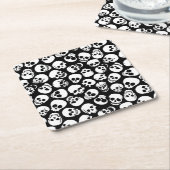 黒い背景パターンのスカル スクエアペーパーコースター (アングル)