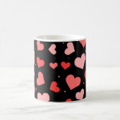 黒い背景パターンの赤いトーンハート コーヒーマグカップ (中央)