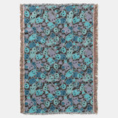 黒い背景2のスカルおよびハート スローブランケット (正面縦)