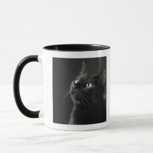 黒い背景、クローズアップに対する黒猫 マグカップ