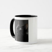 黒い背景、クローズアップに対する黒猫 マグカップ (正面左)