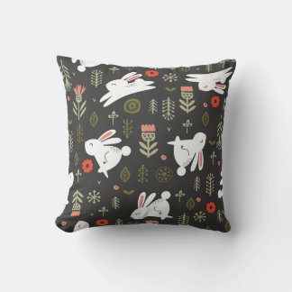 黒い背景、白いウサギ、フローラヴィンテージ。 クッション