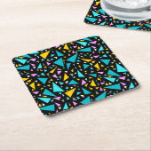 黒い背景aの青い黄色の三角形 スクエアペーパーコースター (アングル)