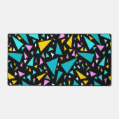 黒い背景aの青い黄色の三角形 デスクマット (正面)