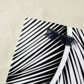 黒い色の背景に白いヤシの離れ ビーチタオル (インサイチュ)