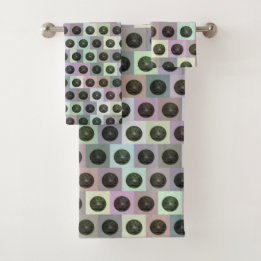 黒い芝生の上に色のついた四角い鉢が バスタオルセット