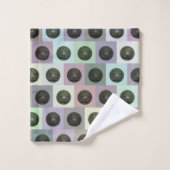 黒い芝生の上に色のついた四角い鉢が バスタオルセット (ウォッシュタオル)