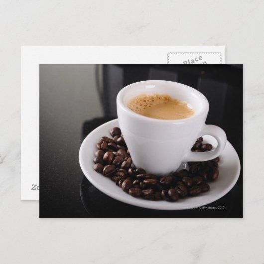 黒い花こう岩のカウンターのエスプレッソのコップ ポストカード (正面/裏面)