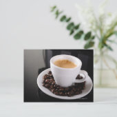 黒い花こう岩のカウンターのエスプレッソのコップ ポストカード (スタンド正面)