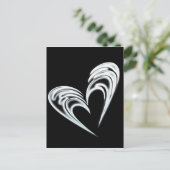 黒い芸術的背景に白いハート ポストカード (スタンド正面)