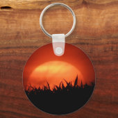 黒い草の後ろの赤い日没 キーホルダー (正面)