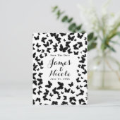 黒い蝶の白いデザインでSave the Date 案内ポストカード (スタンド正面)