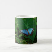 黒い蝶の羽を持つ虹色の青 コーヒーマグカップ (中央)