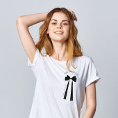 黒い蝶ネクタイを締めて、独身最後の夜を楽しむ Tシャツ