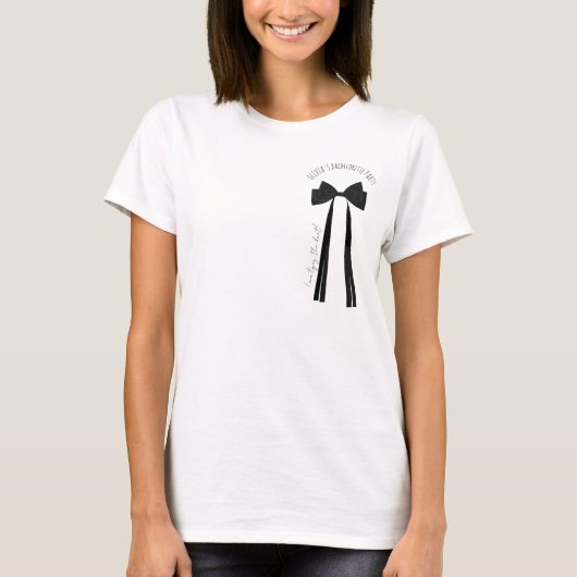 黒い蝶ネクタイを締めて、独身最後の夜を楽しむ Tシャツ (正面)