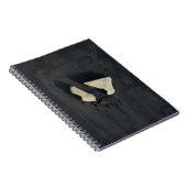 黒い表面に形成された白いハート ノートブック (右側)