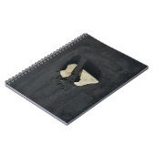 黒い表面に形成された白いハート ノートブック (左側)