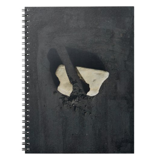 黒い表面に形成された白いハート ノートブック (正面)