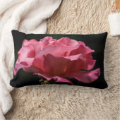 黒い装飾用クッションのピンクのバラ ランバークッション (ブランケット)