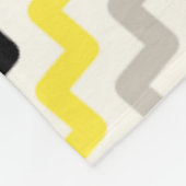 黒い赤い黄色の斜めジグザグのアフリカパターン フリースブランケット (角)