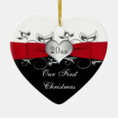 、黒い赤い、私達の初めてのクリスマスのオーナメントに銀を着せて下さい セラミックオーナメント (正面)