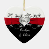 、黒い赤い、私達の初めてのクリスマスのオーナメントに銀を着せて下さい セラミックオーナメント (裏面)