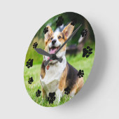 黒い足跡にペットの写真を追加 ラウンド壁時計 (傾斜)