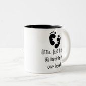 黒い足跡の小さい足の大きい押印 ツートーンマグカップ (正面右)