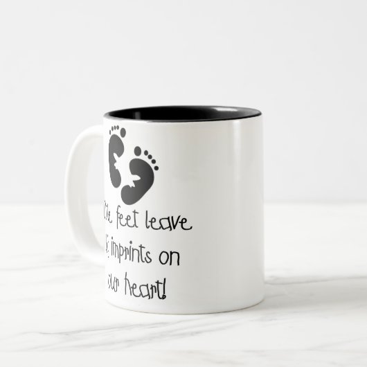 黒い足跡の小さい足の大きい押印 ツートーンマグカップ (正面左)