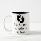 黒い足跡の小さい足の大きい押印 ツートーンマグカップ (左)