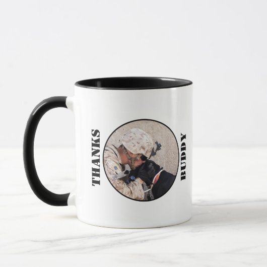 黒い軍隊犬と疲れ果てた兵士 マグカップ (左)