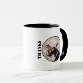 黒い軍隊犬と疲れ果てた兵士 マグカップ (正面右)