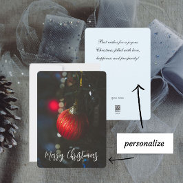 黒い輝きの赤いクリスマスバウブルとガーランド シーズンカード