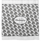 黒い部族の亀の形を白の上に描いたモノグラム シャワーカーテン (正面)