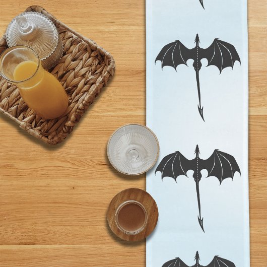 黒い部族の飛翔するドラゴンの幻想的な青空 ロングテーブルランナー