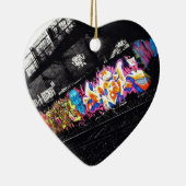 黒い都市落書きの通りの芸術及び色の白 セラミックオーナメント (右)