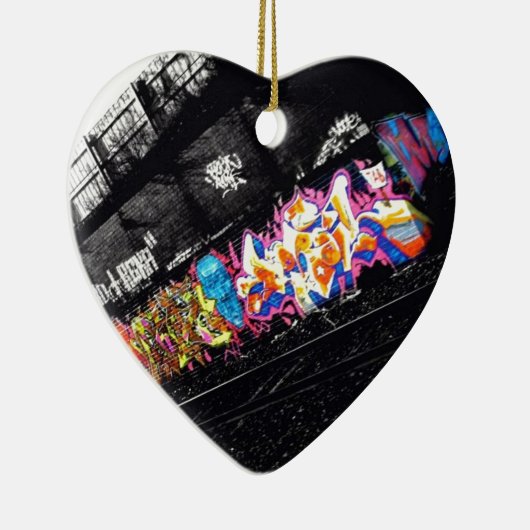 黒い都市落書きの通りの芸術及び色の白 セラミックオーナメント (右)