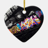 黒い都市落書きの通りの芸術及び色の白 セラミックオーナメント (正面)