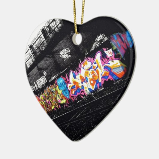 黒い都市落書きの通りの芸術及び色の白 セラミックオーナメント (左)