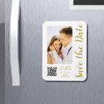 黒い金ゴールドスタイリッシュをモダン結婚保存 マグネット<br><div class="desc">Save The Date Black金ゴールドススタイリッシュクリッモダントのマグネ結婚ットは、あなたの写真と黒い背景を備えカスタムている。提供された文字ボックスの文字を編集してテキストでパーソナライズし、お使いのウェブサイトQRコードのWebサイトURLカスタムを追加する。©Evco Studio www.zazzle.com/store/evcostudioによる設計</div>