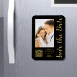 黒い金ゴールドスタイリッシュをモダン結婚保存 マグネット<br><div class="desc">Save The Date Black金ゴールドススタイリッシュクリッモダントのマグネ結婚ットは、あなたの写真と黒い背景を備えカスタムている。提供された文字ボックスの文字を編集してテキストでパーソナライズし、お使いのウェブサイトQRコードのWebサイトURLカスタムを追加する。©Evco Studio www.zazzle.com/store/evcostudioによる設計</div>