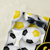 黒い金ゴールドチームの色サッカーボールのパターンの子供 ビーチタオル (インサイチュ)
