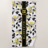 黒い金ゴールドチームの色サッカーボールのパターンの子供 ビーチタオル (正面)